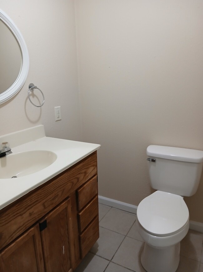 Building Photo - 711 S Poplar St