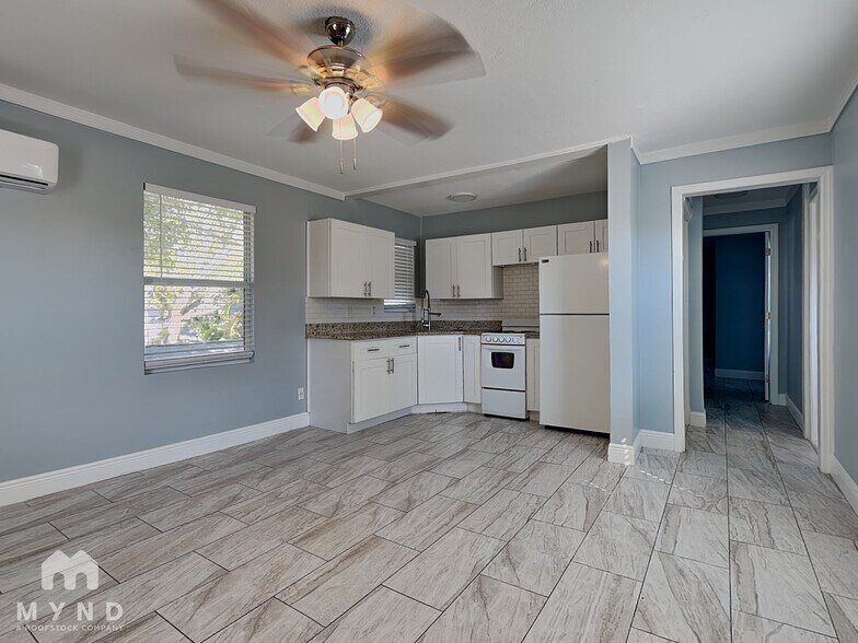 Building Photo - 208 Pine St