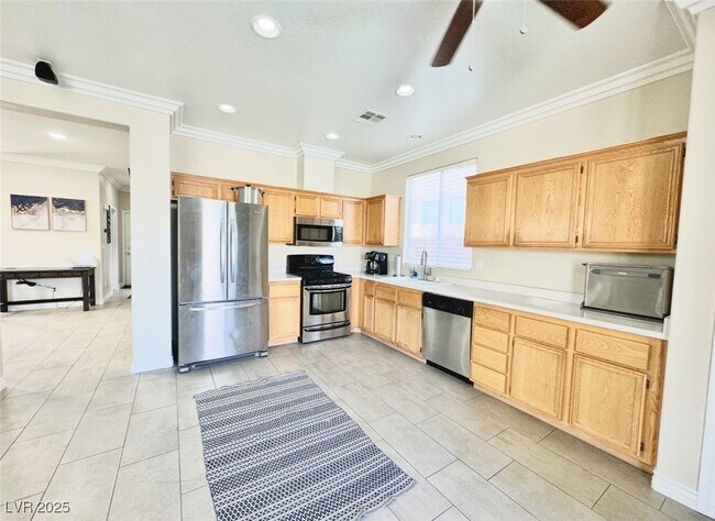Building Photo - 8842 Sierra Linda Dr