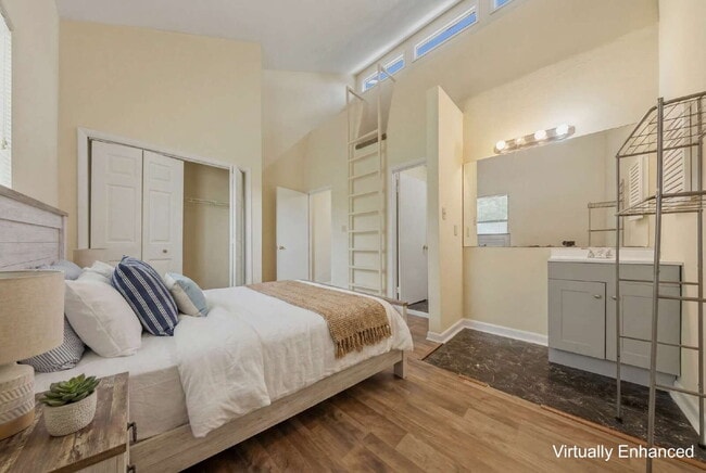 Building Photo - Spacious 2 bedroom townhouse with an additional loft located near TCC!