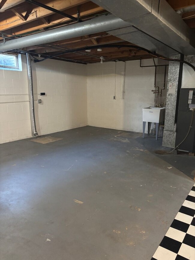 Building Photo - 3 Bedroom 2 1/2 Bath Townhome