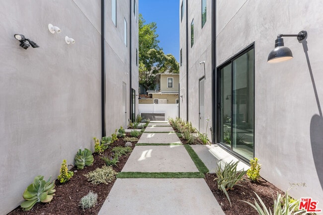 Building Photo - 1821 Ashmore Pl