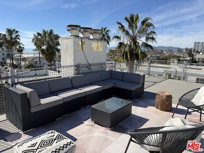 Building Photo - 46 Rose Ave