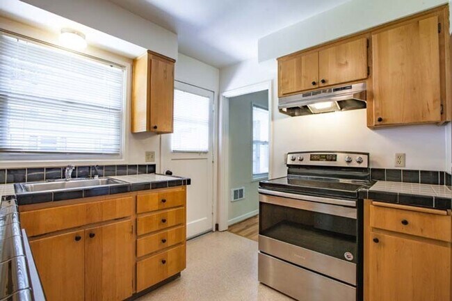 Building Photo - Lovely Mid-Century Gem in Peaceful Park Li...