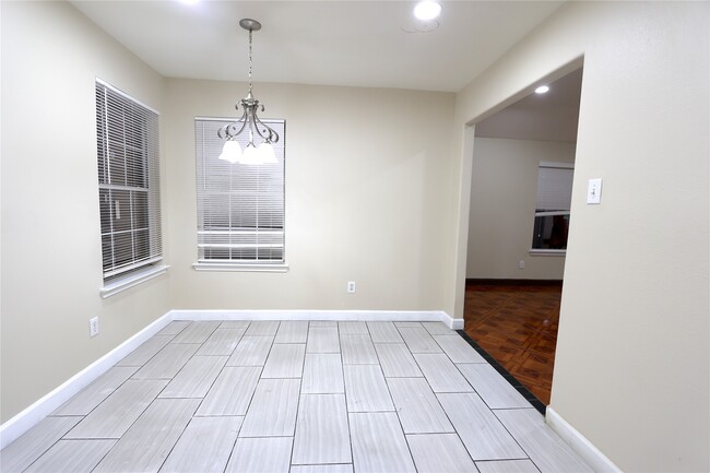 Building Photo - 4823 Canyon Blanco Dr