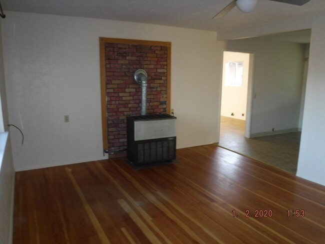 Building Photo - Three Bedroom House in Talent