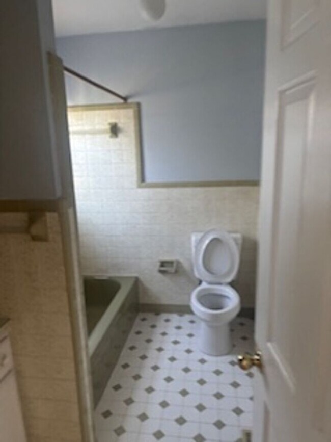 Building Photo - Spacious 3 Bedroom in the heart of Clifton