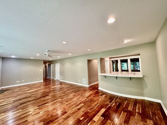 Building Photo - 124 Vinita Ln