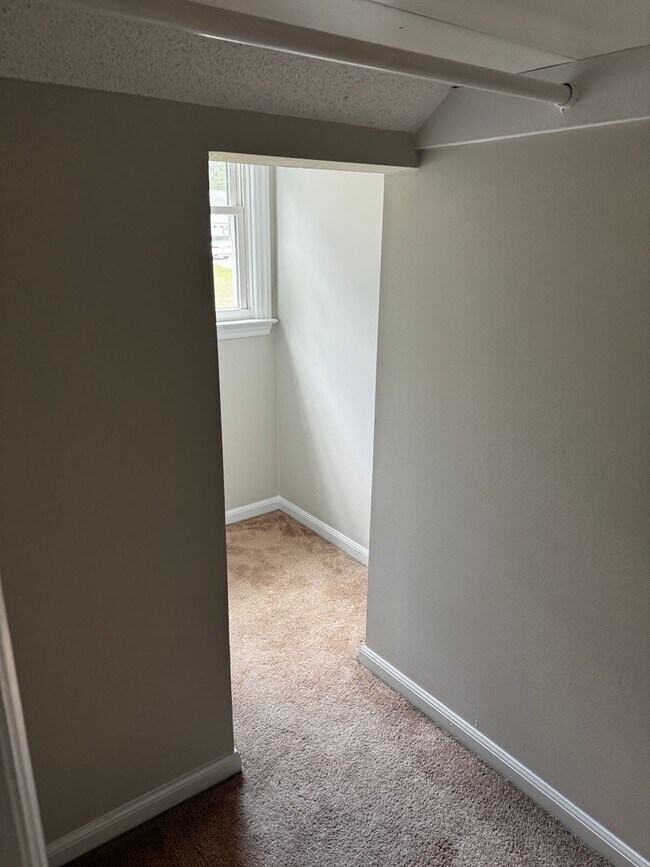 Building Photo - 4 Bedroom 2.5 Bath Home