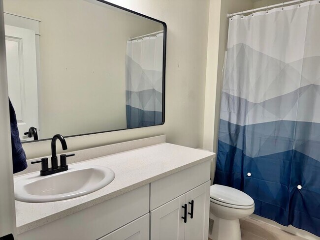 Building Photo - Stunning 4/3 with NO REAR NEIGHBORS!