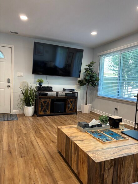 Building Photo - 204 Springmeadow Dr