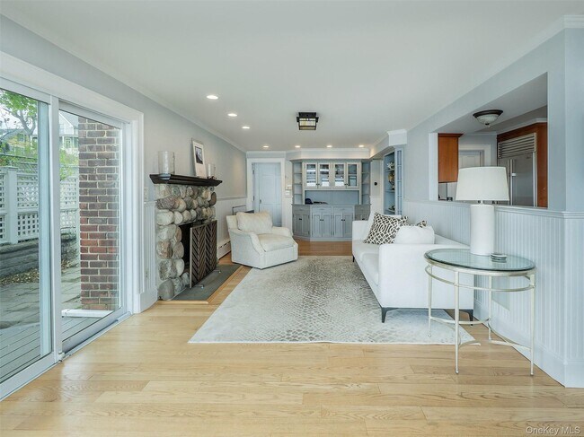 Building Photo - 24 Bay Ave