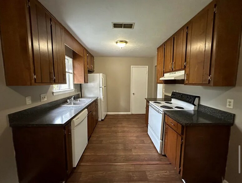 Building Photo - 1409 Shallow Brook