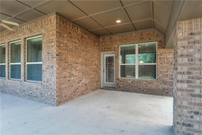 Building Photo - 124 Claiborne Lake Ln