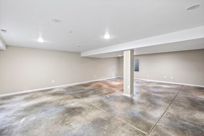 Building Photo - 626 Rolling Rock Point