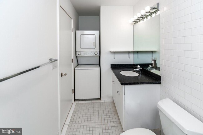 Building Photo - 36 Moore St