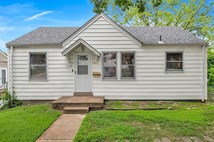 Building Photo - 7120 Roslyn Dr