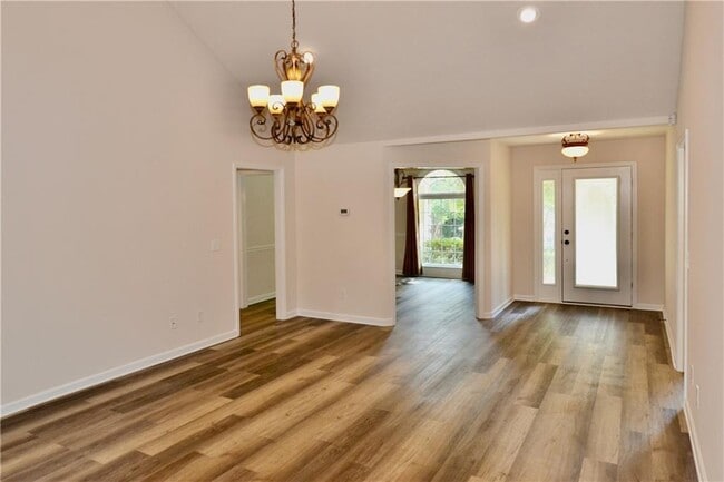 Building Photo - 911 Oakwood Dr
