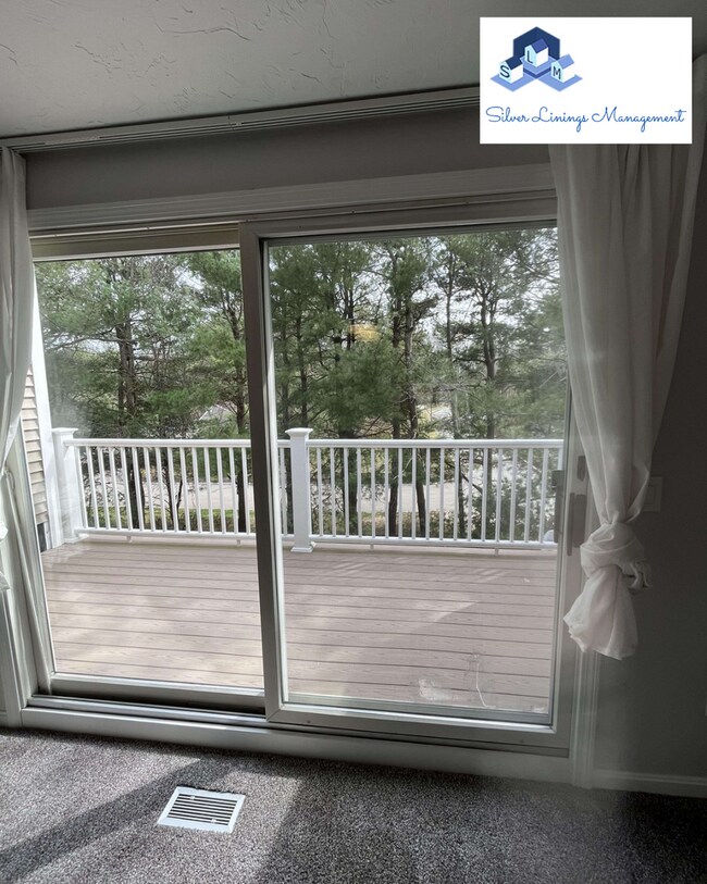 Building Photo - Massive lake front condo with tons of amen...