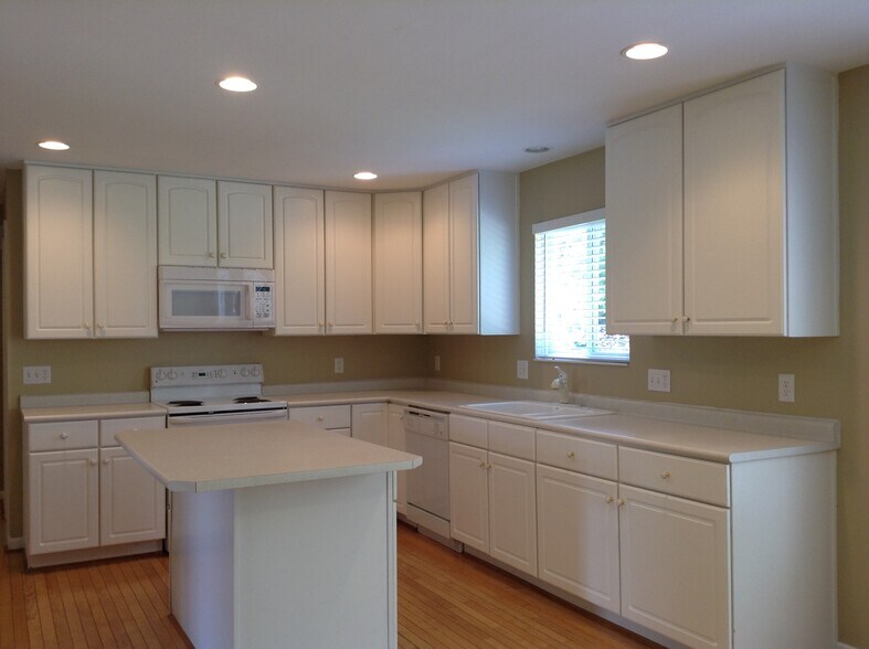 Building Photo - 10190 Meadowknoll Dr