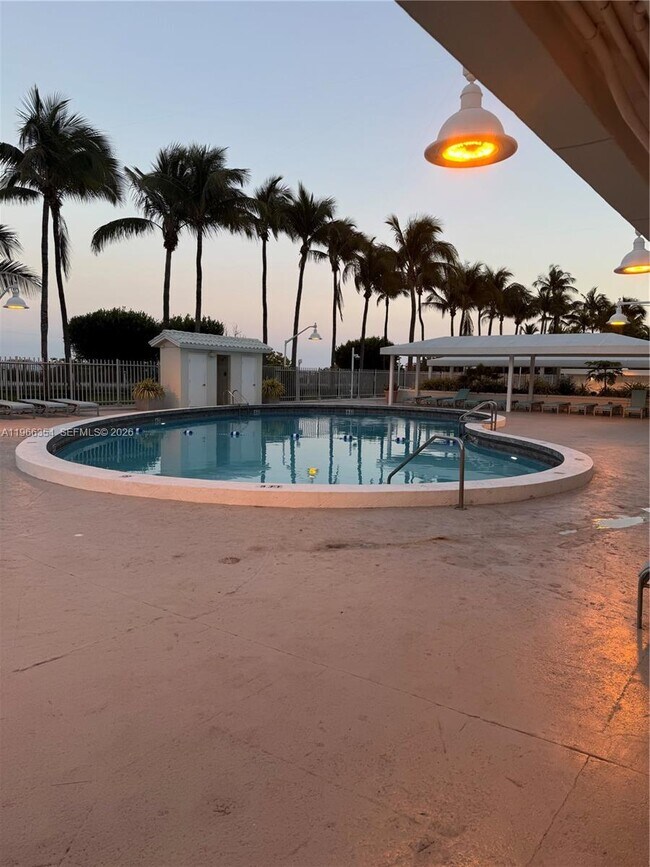 Building Photo - 2899 Collins Ave