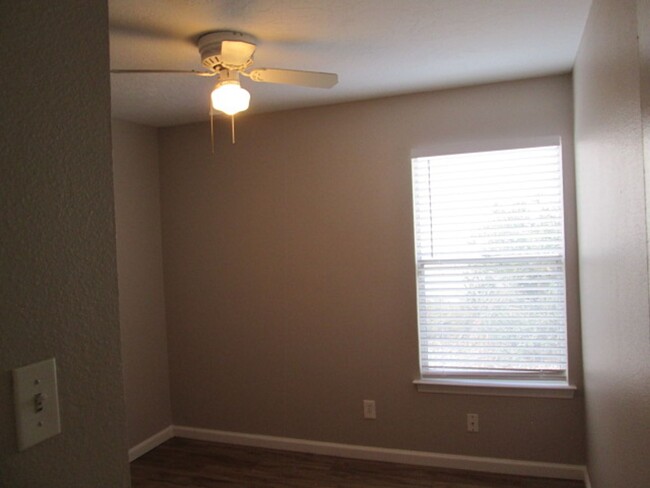 Building Photo - Four Beds in the Foothills