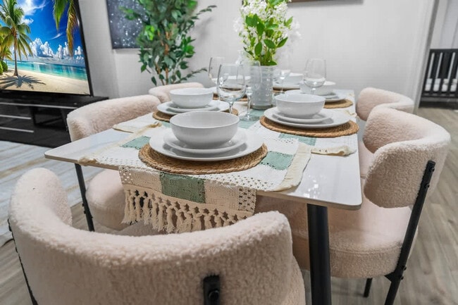 Building Photo - 606 S Sunshine Ave