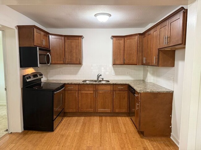 Building Photo - For Rent - Charming 3 Bedroom House in Eas...