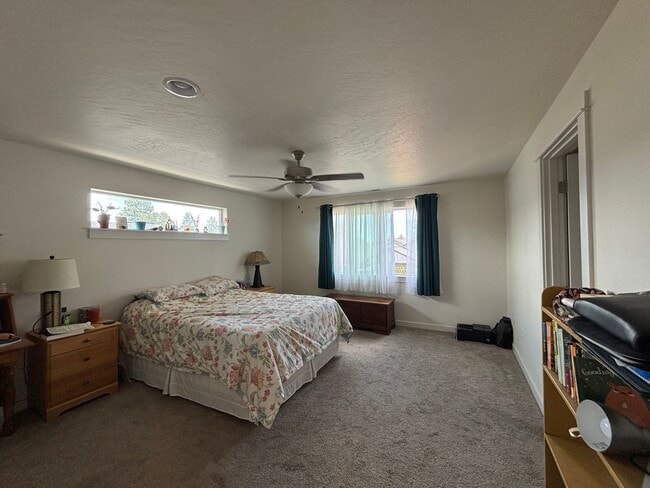 Building Photo - Beautiful 3 Bed/2.5 Bath with Fully Fenced...