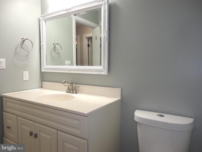 Building Photo - 814 Rustic Ln