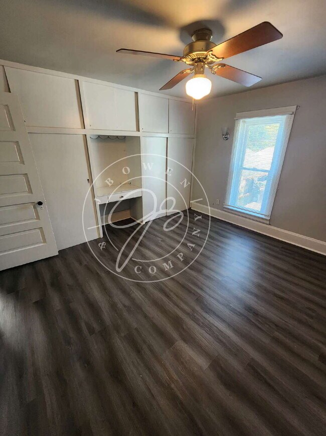 Building Photo - "Charming 2 possible 3-Bedroom Home on Uta...