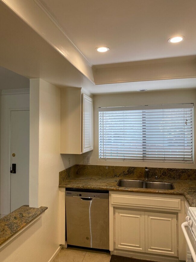 Building Photo - Spacious and Renovated Santa Monica Townho...