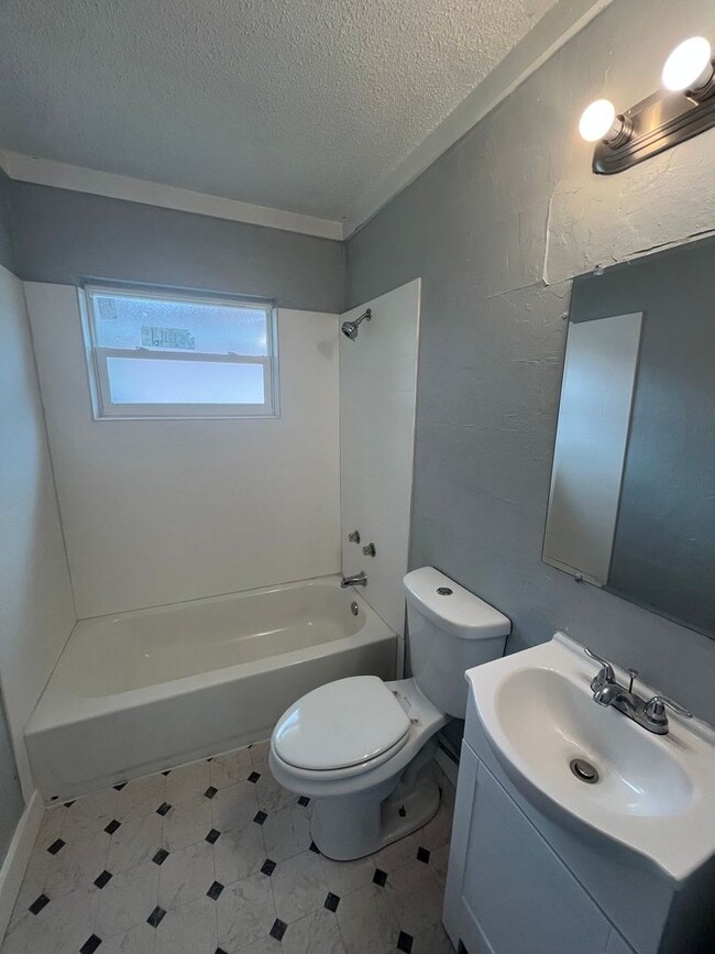 Building Photo - Nice 2BR/1BA Duplex Near Schools in Winter Haven!