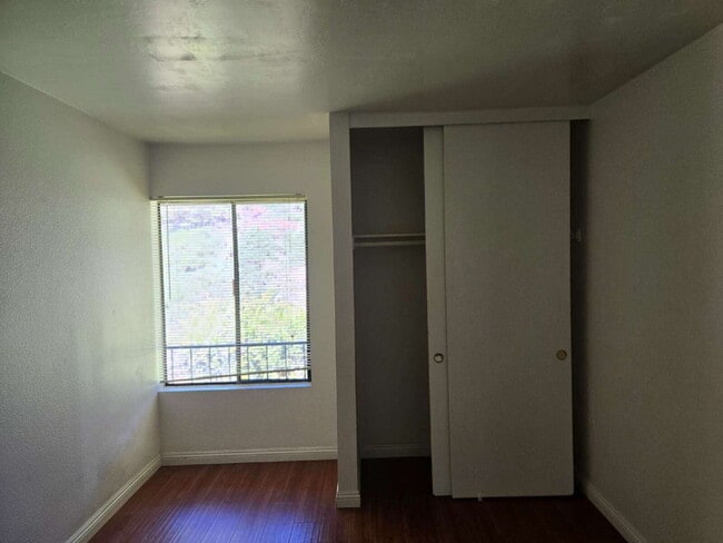 Building Photo - Spacious 3-bed, 2-bath condo is located in the heart of UTC, right on the UCSD bus line! It featu...
