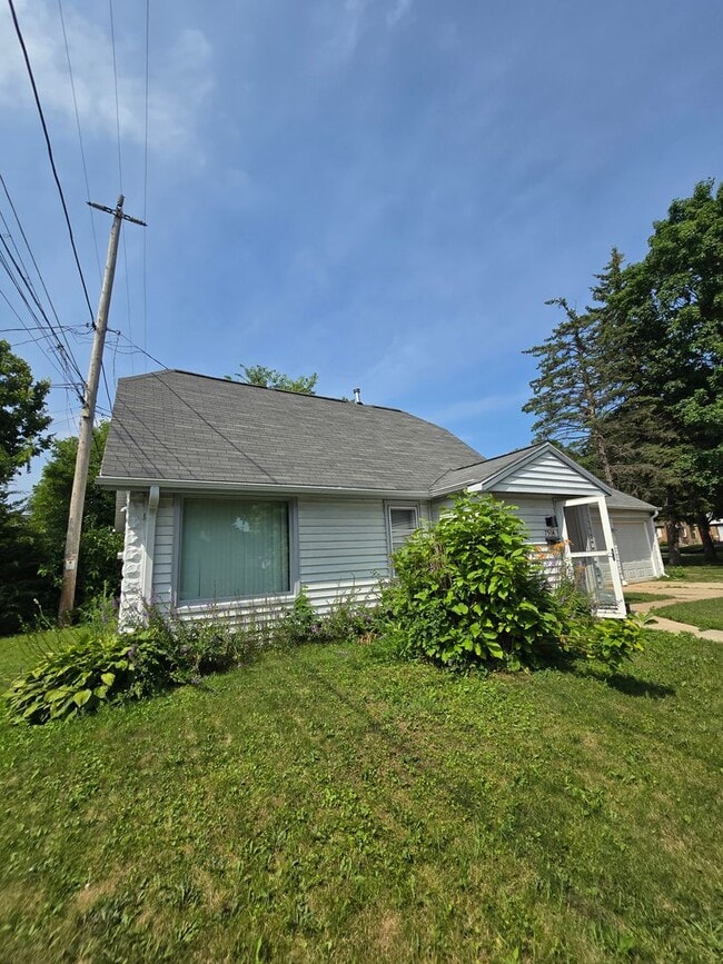 Building Photo - Enderis Park 2 Bedroom 1 Bathroom Single F...