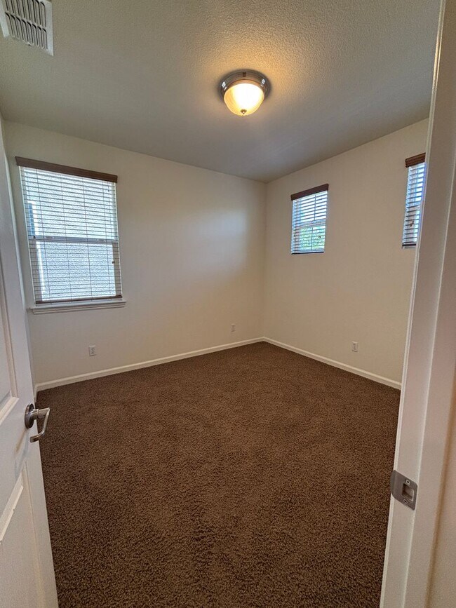 Building Photo - West Roseville Solar! 3 Bedroom, Plus den/...