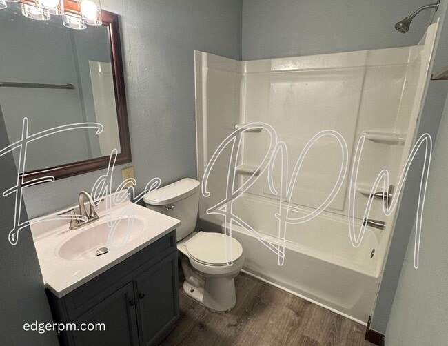 Building Photo - 4 bed/2 bath with 2nd Living room!