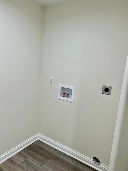 Washer and Dryer Hookup - 208 Fairway Ln