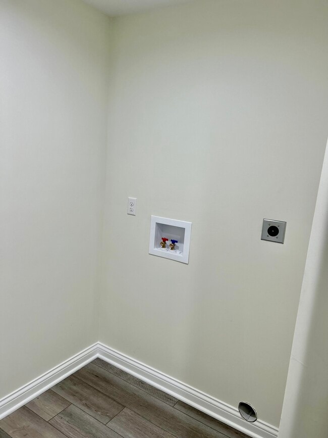 Washer and Dryer Hookup - 208 Fairway Ln