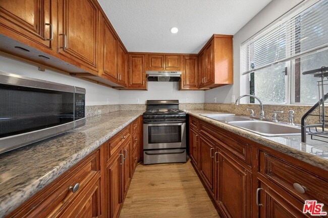 Building Photo - 11063 Cumpston St