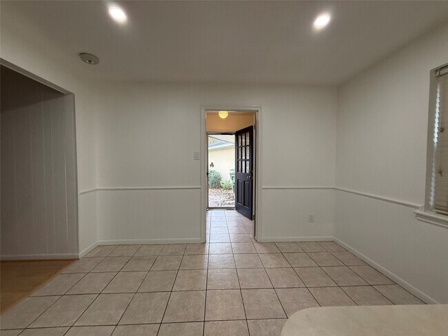 Building Photo - 25 Little John Ln