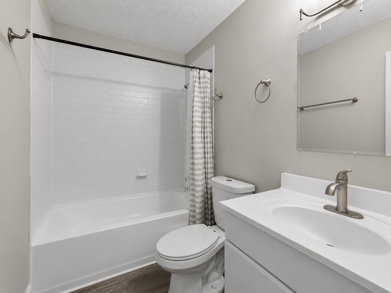 Building Photo - 545 Oneida Ct