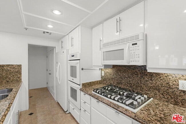 Building Photo - 5224 Zelzah Ave