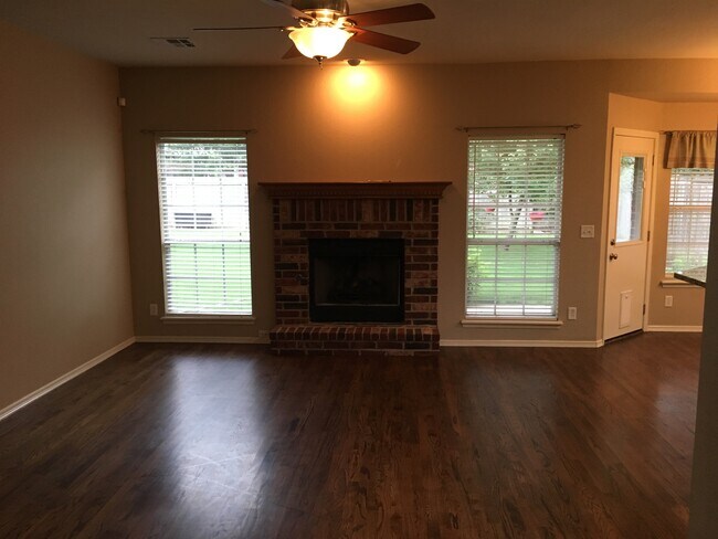 Building Photo - 4201 W Kent St