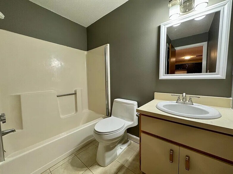 Building Photo - 2 Roedean Dr