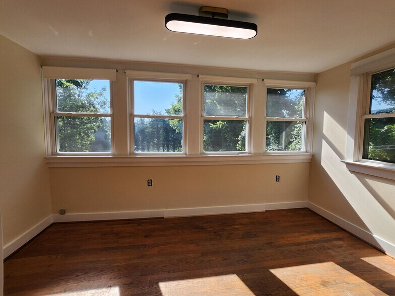 Office or sunroom - 142 Carlton Rd