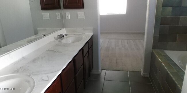Building Photo - 612 Natasha Pl