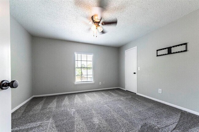 Building Photo - 3909 Spring Arbor Ct