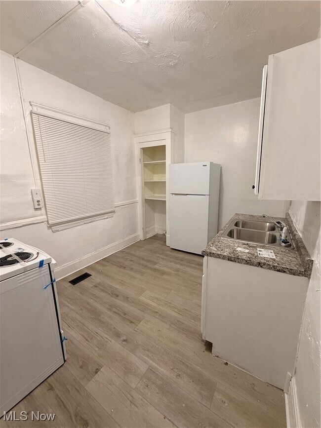 Building Photo - 10512 Greenlawn Ave