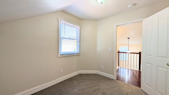 Building Photo - GREAT DOWNTOWN LOCATION!! GATED PARKING!